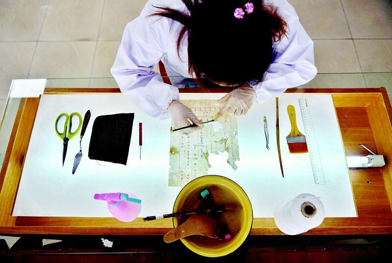 企业档案受潮发霉怎么办?专业档案修复抢救服务来“续命”